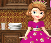 Маленькая принцесса Софья убирается на кухне