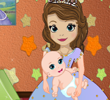 Принцесса София ухаживает за своим ребенком