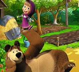 Маша и Медведь развлекаются на ферме