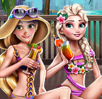 Эльза и Анна отдыхают у бассейна